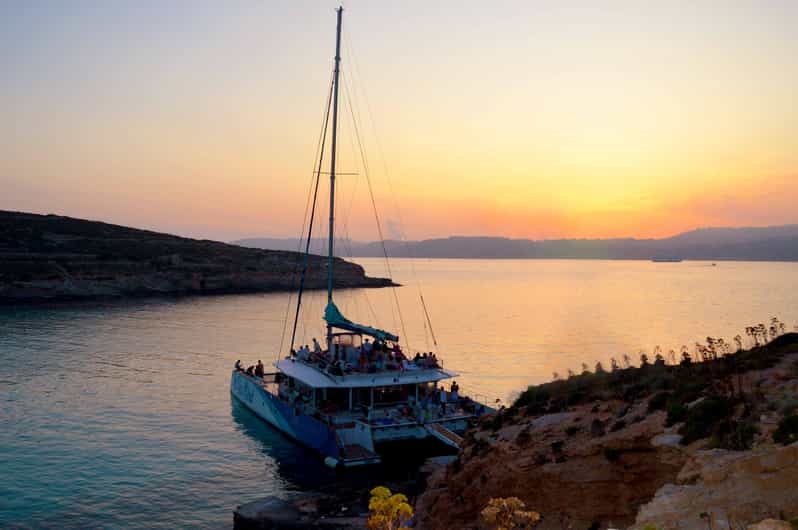 Malta: Blue Lagoon Evening Catamaran Cruise - Music, bar service, and the social atmosphere