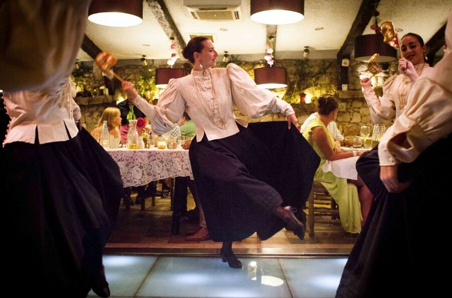 Malta: Folklore Dinner Show at a Traditional Restaurant - Live guitar music during dinner