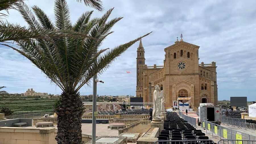 Malta: Gozo Buggy Tour with Lunch, Boat Cruise and Transfers - Victoria’s Citadel and a relaxed lunch