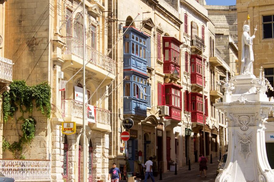Malta: Vintage Bus Ride through the Three Cities - Cospicua and the walls of Cottonera