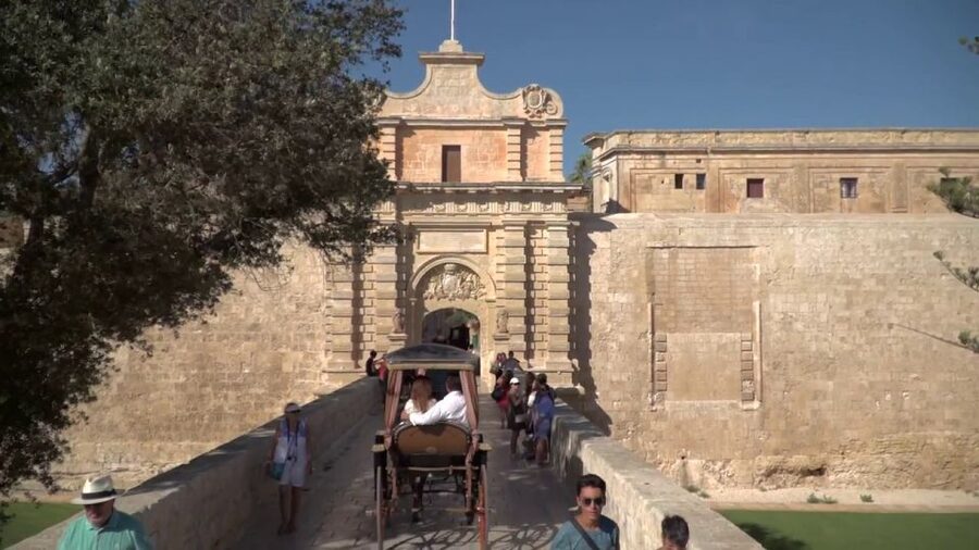 Mdina: Private Historical City Walking Tour with Rabat Town - Crossing from Mdina into Rabat