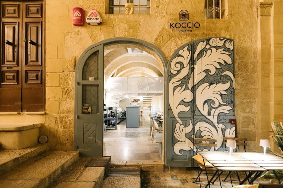 Romantic Italian Cuisine Dinner in Valletta - The romantic staircase setting