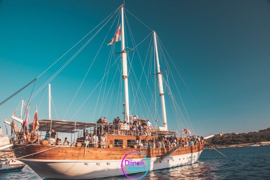 Sliema: Sailboat Party with an Open Bar, Food, and Swimming - Drinks, music, and the first part of the cruise