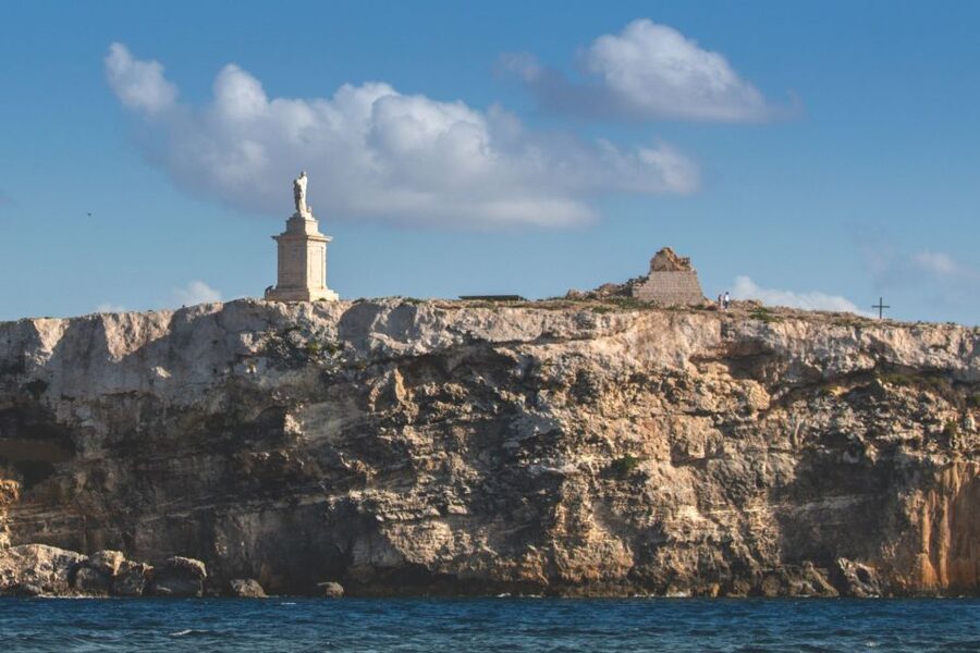 St. Paul's Bay: Gozo, Comino & St. Paul's Bus & Boat Tour - Coastal caves and the Maltese shoreline